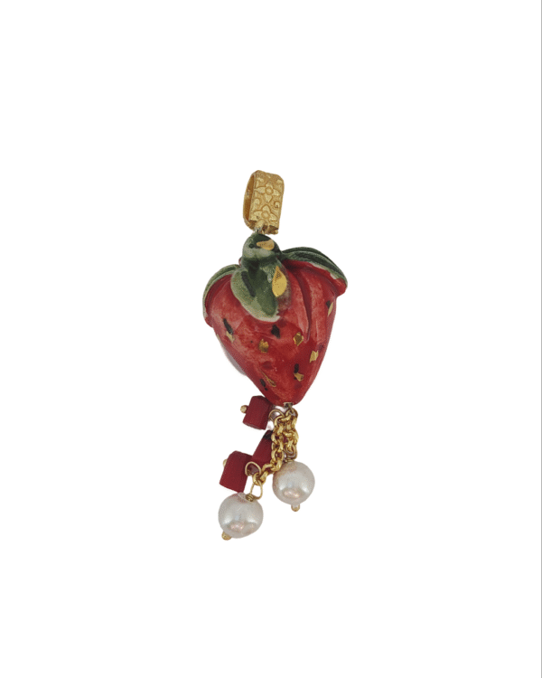Colgante fragolita roja con perlas y detalles dorados
