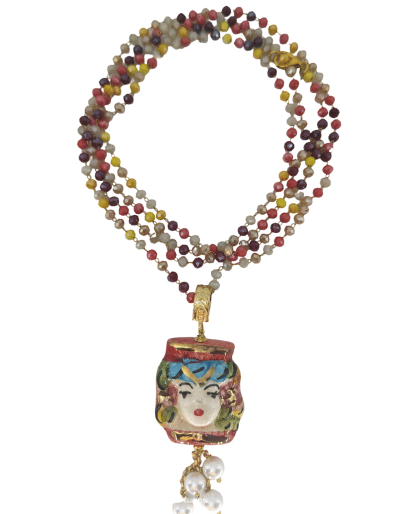 Collar Filippa Federica Roja con Cascada Blanca de Haydée sobre fondo blanco, con testa di moro de cerámica