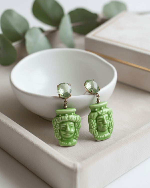 Pendientes Green Couple de Haydée: dos testas di moro verdes de cerámica siciliana con perla, en una bandeja