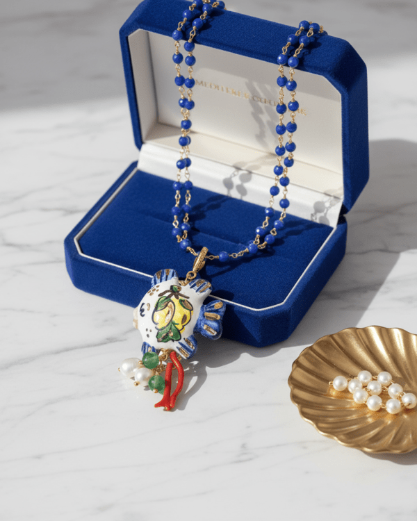 Collar Pez al Limone de Haydée en su estuche azul, con cuentas azules y pez de cerámica siciliana