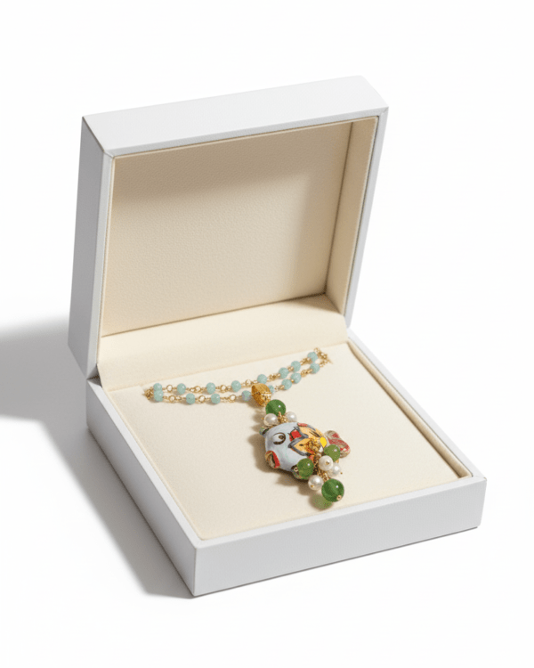 Collar Pez Lotus de Haydée en su estuche blanco, con colgante de pez de cerámica siciliana pintado a mano