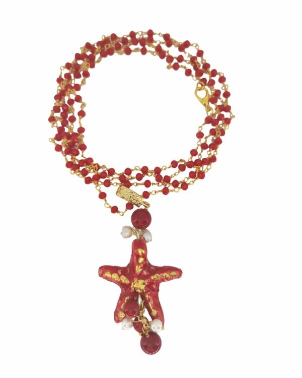 Collar Stella di Mare Roja de Haydée sobre fondo blanco, de cuentas rojas con estrella de mar de cerámica siciliana