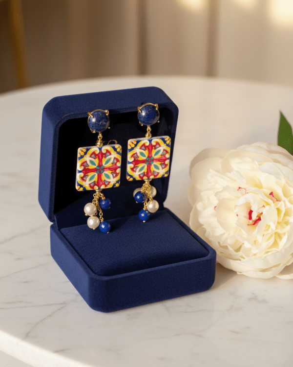 Pendientes Haydée Tesela Tivoli de cerámica azulejo multicolor con perlas y piedras azules en estuche