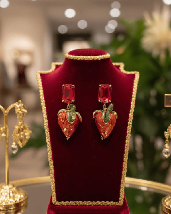 Pendientes fragolitas fresa roja cristal rojo expositor terciopelo haydee