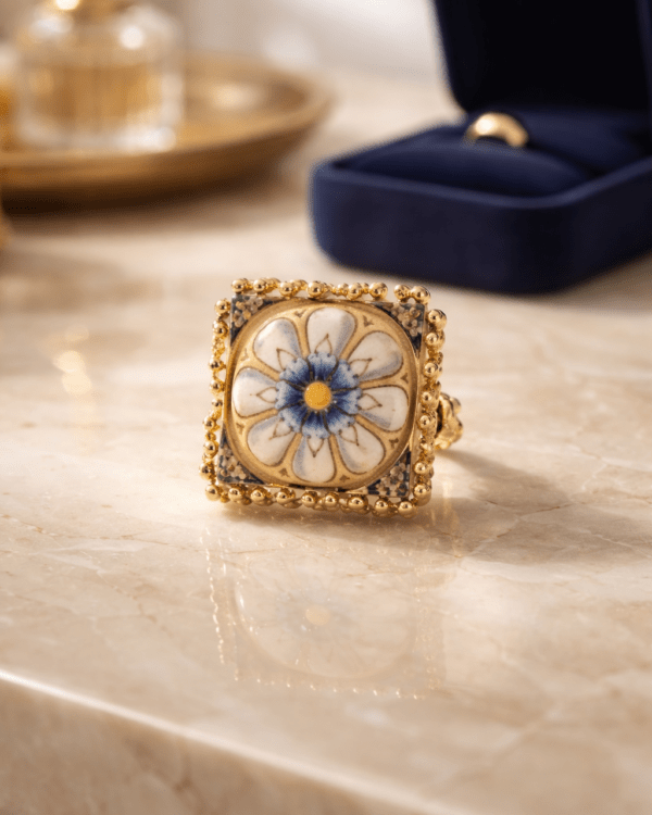 Anillo ceramico flor blanca azul haydee