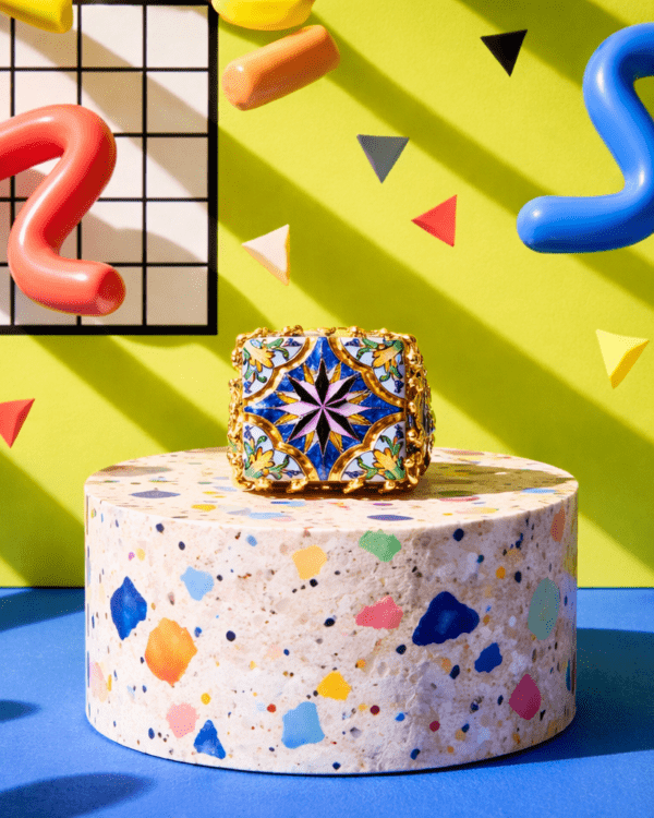 Anillo cuadrado esmaltado con motivo geométrico tipo roseta en tonos azul y dorado de Haydée