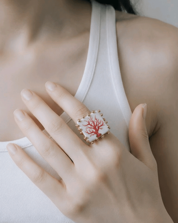 Anillo dalia coral rojo siciliano puesto haydee