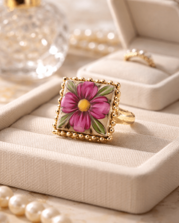 Anillo con flor esmaltada en tonos rosa y verde con detalle dorado de Haydée