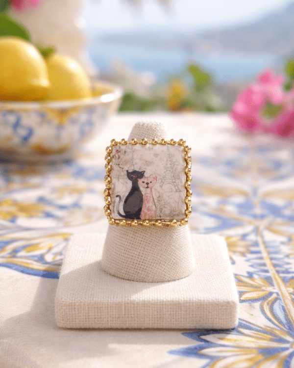 Anillo esmaltado con ilustración de gatos sobre fondo mediterráneo con cerámica y limones