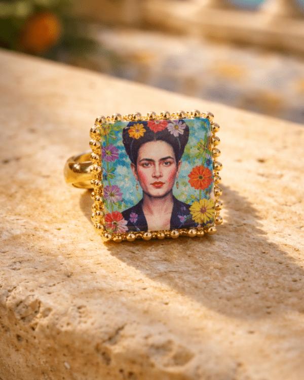 Anillo cuadrado de joyería siciliana artesanal con retrato femenino floral inspirado en Frida Kahlo y montura dorada, colección Dalia de Haydee