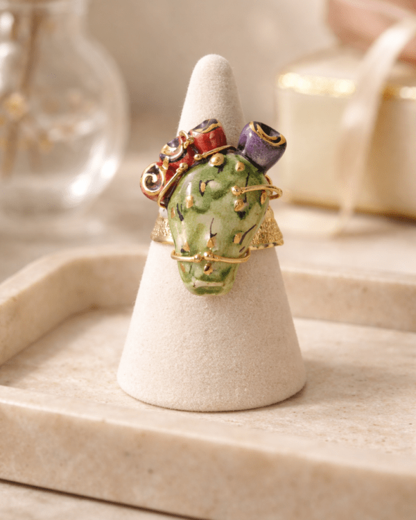 Anillo rostro siciliano esmaltado verde rojo haydee