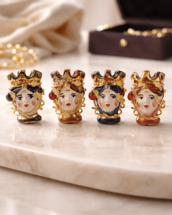 Anillos testa di moro esmaltados en distintos colores con corona dorada de Haydée