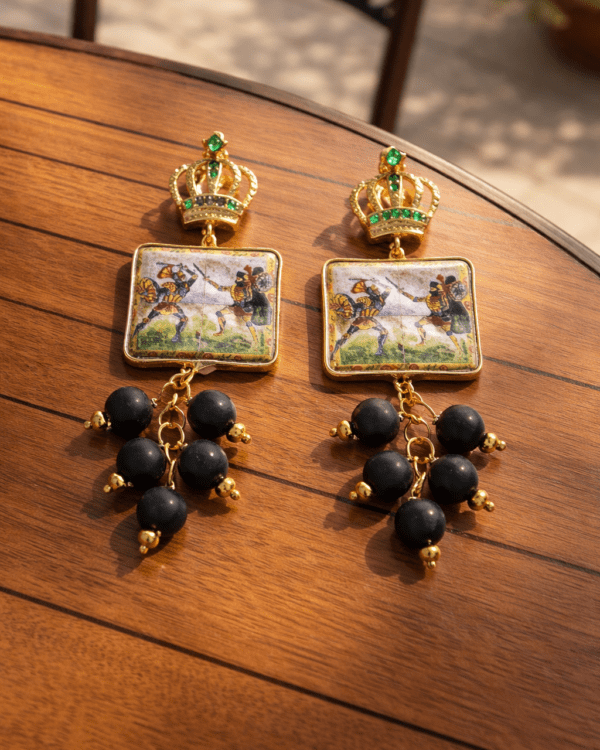 Pendientes de Haydée con escena siciliana esmaltada, corona dorada y cuentas negras