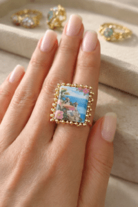 Mano con anillo de paisaje siciliano