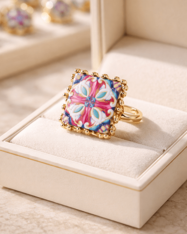 Anillo con roseta siciliana esmaltada en colores vibrantes y detalles dorados de Haydée