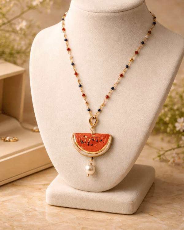 Collar rajita sandia perla haydee busto fondo floral