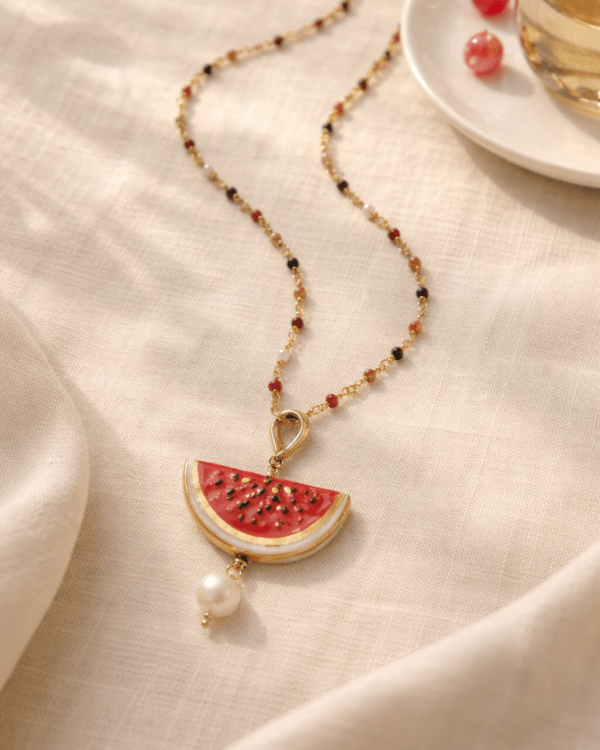 Collar rajita sandia perla haydee fondo textil decorativo