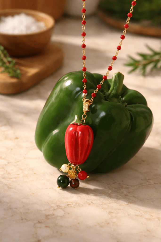 Collar Bomba Roja con pimiento rojo de cerámica